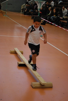 Balancebalken beim Hindernisparcours Balancebalken beim Hindernisparcours