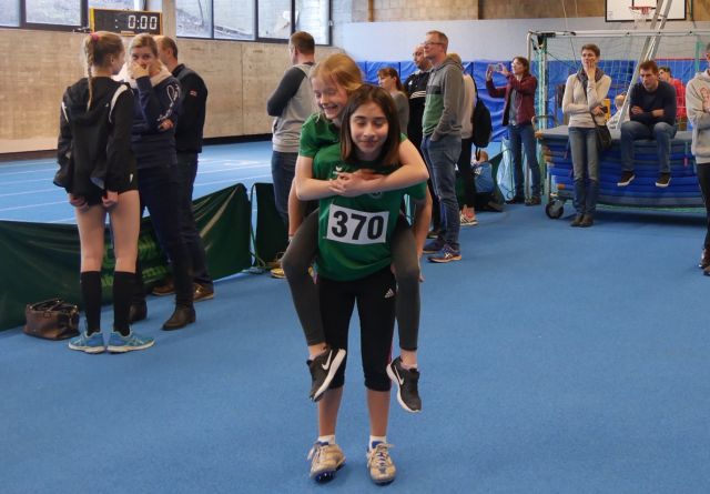 Aylin mit Polina Huckepack