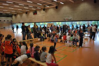 gro&szlig;er Andrang beim Werfen