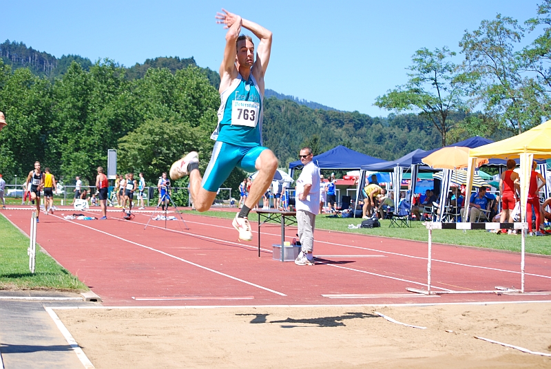 Stefan beim Weitsprung in Kirchzarten