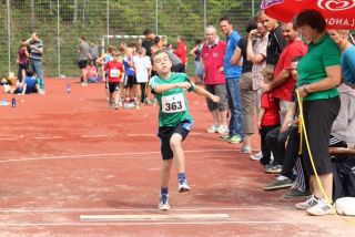 ein weiter Satz in die Weitsprunggrube