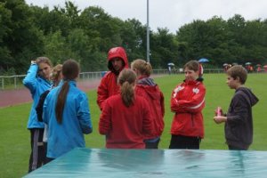 wetterfeste Athleten und Betreuer