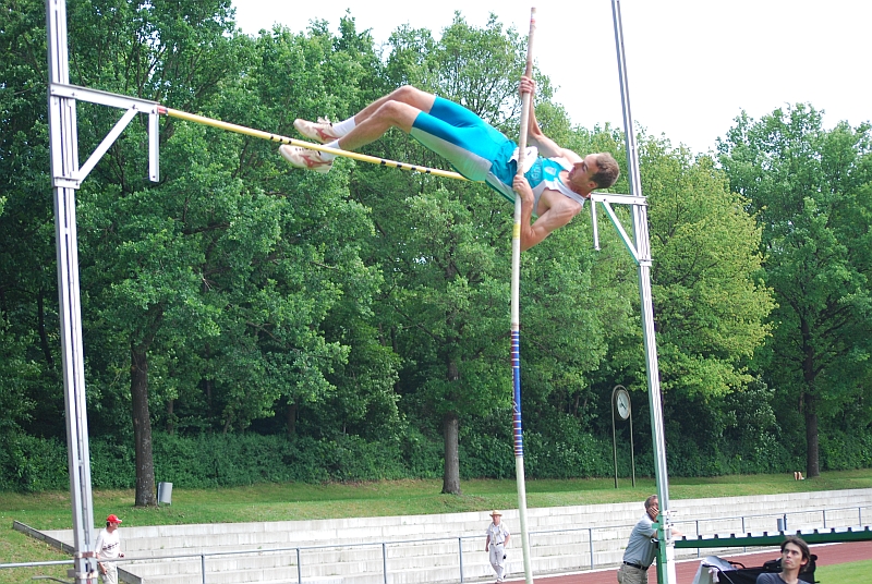 Stefan beim Stabhoch in Aichach