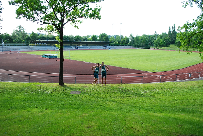 Dominik und Stefan vor Stadion Aichach