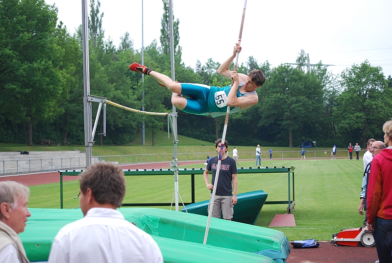 Dominik beim Stabhoch in Aichach
