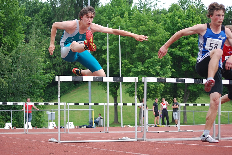 Dominik beim H&uuml;rdenlauf in Aichach