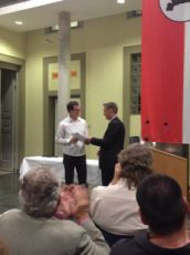 KDH empf&auml;ngt Urkunde vom OB