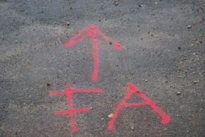 Pfeil + "FA" Pfeil + "FA"